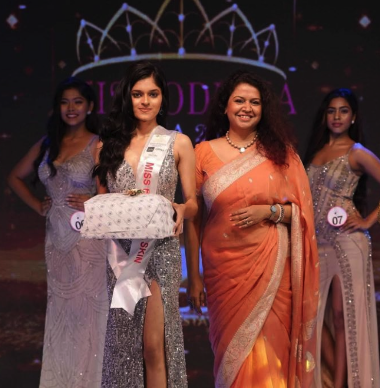 at the Miss Odisha 2025 ;she gave the award for Miss Beautiful Skin.