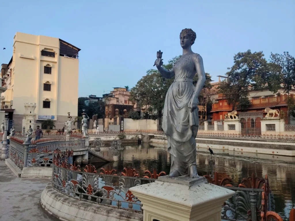 A classical European-style sculpture at the Parashmani Jain Temple reflects the cosmopolitan artistic vision of Burrabazar’s Jain patrons