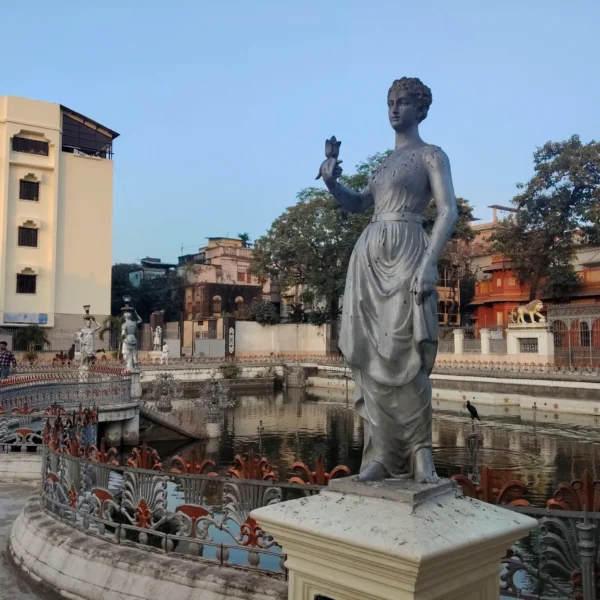 A classical European-style sculpture at the Parashmani Jain Temple reflects the cosmopolitan artistic vision of Burrabazar’s Jain patrons