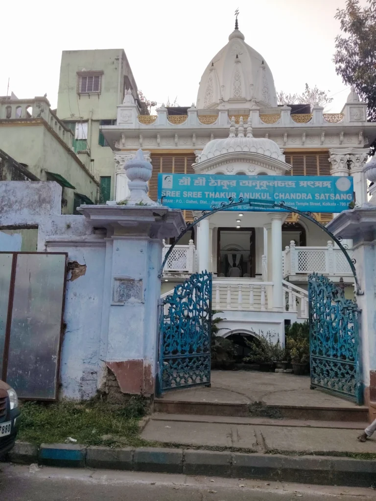 Founded in the early 20th century, the Sri Sri Thakur Anukul Chandra Satsang reflects the Anukul Thakur–led devotional reform movement in north Kolkata